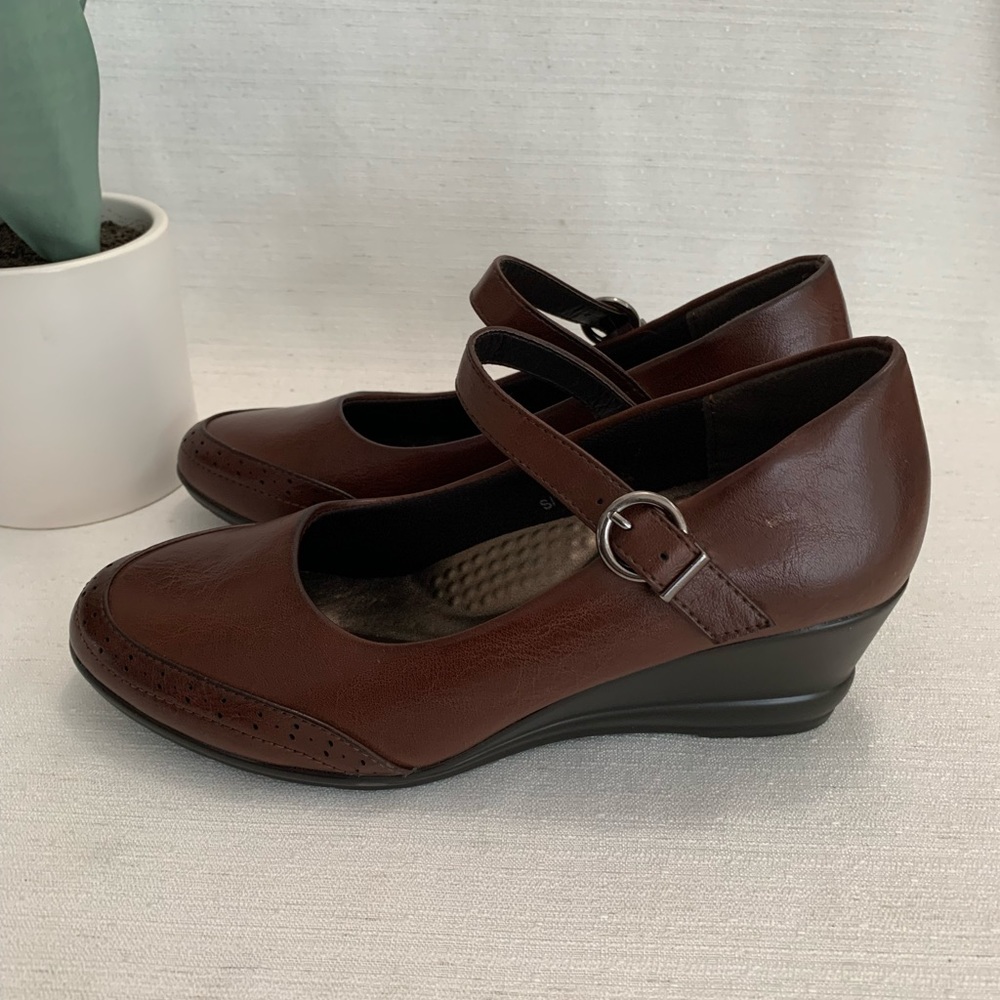 New Rasolli Burgundy Faux Leather Mary Jane Dress Wedge Pumps Woman’s 8